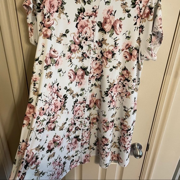 Elegant Dress With Filigree Pattern - Picture 12 of 13